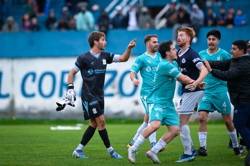 Tres jugadores de Ferro y un auxiliar de Racing, informados